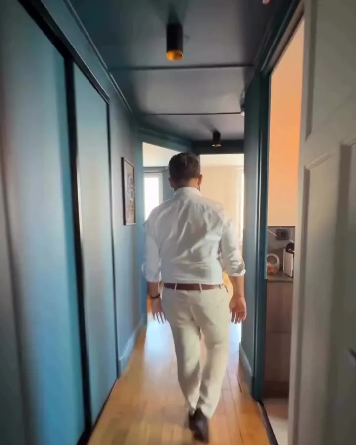 Couloir avec parquet dans un appartement à Dijon