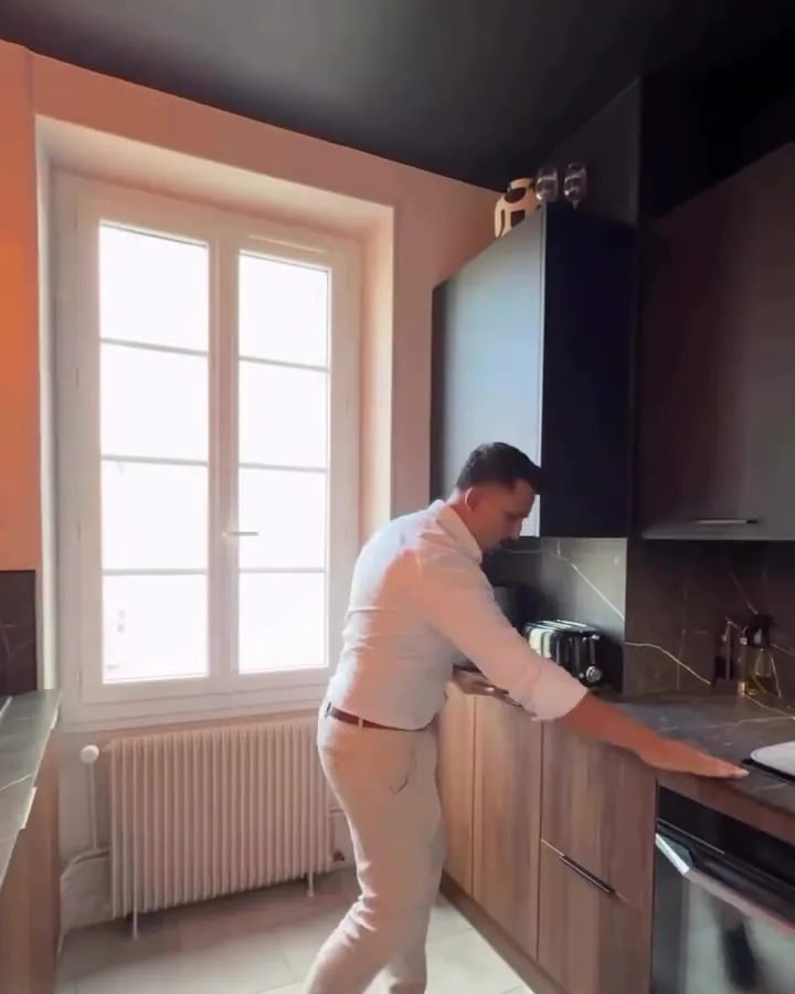 Shawez Ali dans la cuisine d'un appartement à Dijon