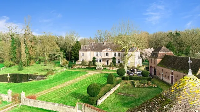 Château 18 pièces, 520 m² à Saint-Gervais-en-Vallière, photo 2 sur 10