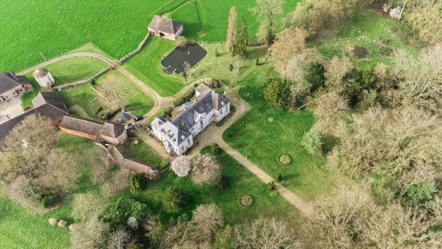Château 18 pièces, 520 m² à Saint-Gervais-en-Vallière, photo 10 sur 10