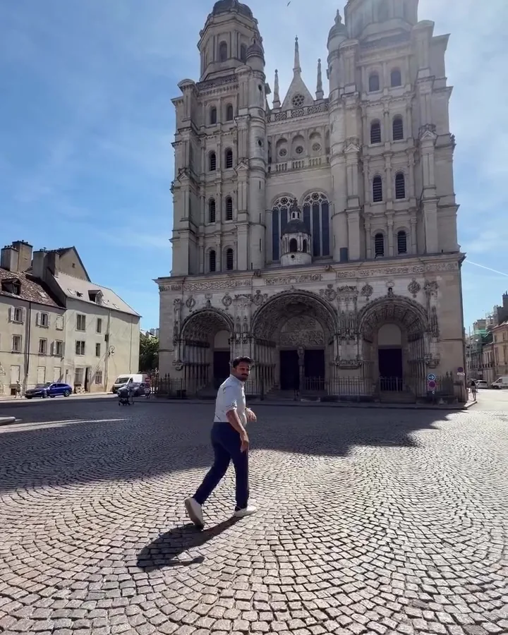 Place Saint-Michel à Dijon, devant l'église