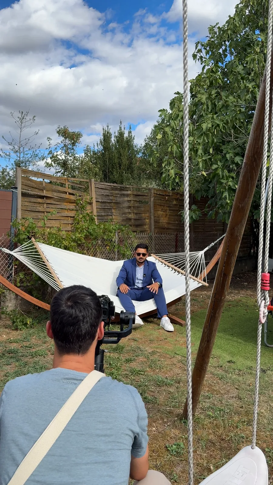 Le vidéaste filme Shawez Ali au stabilisateur, en extérieur, dans un jardin