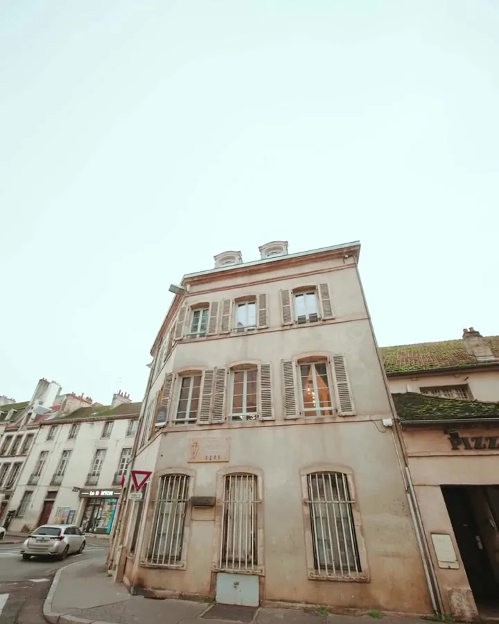 Immeuble ancien en pierre de Bourgogne