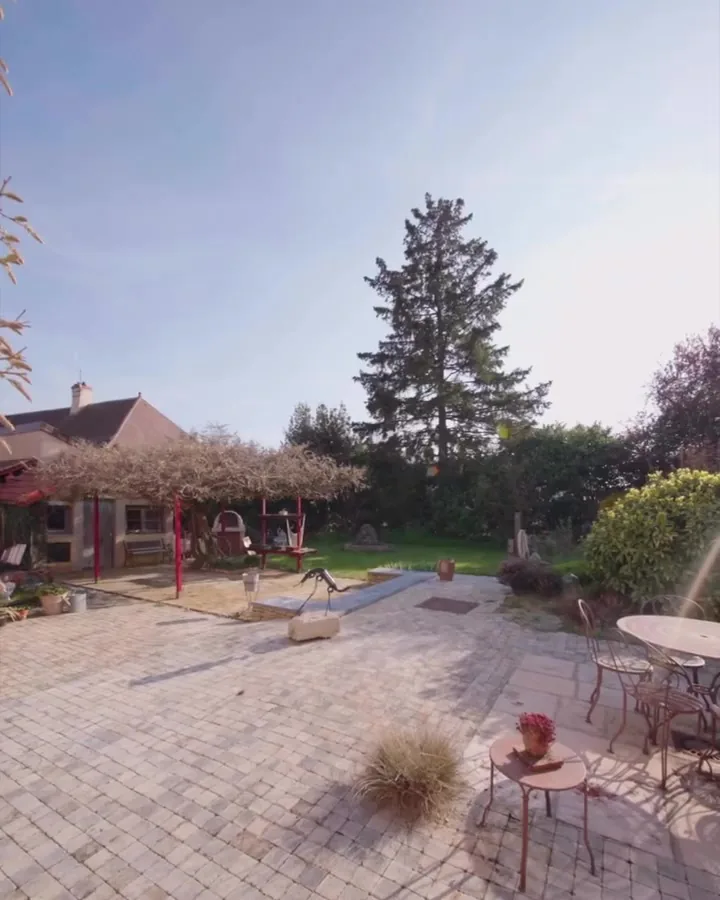 Maison en pierre avec terrasse et jardin