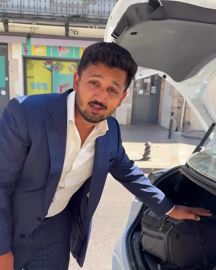 Shawez Ali charge son matériel avant une visite, à Dijon