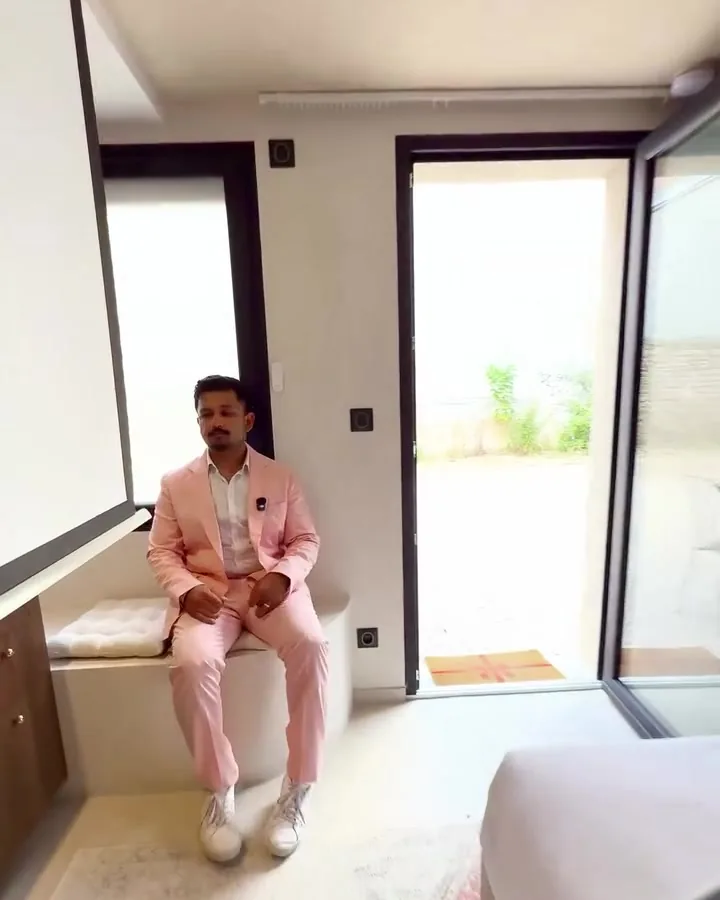 Shawez Ali pendant la visite d'un studio meublé à Dijon