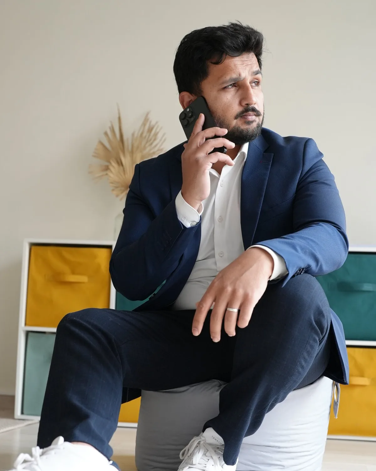 Shawez Ali au téléphone avec un candidat locataire